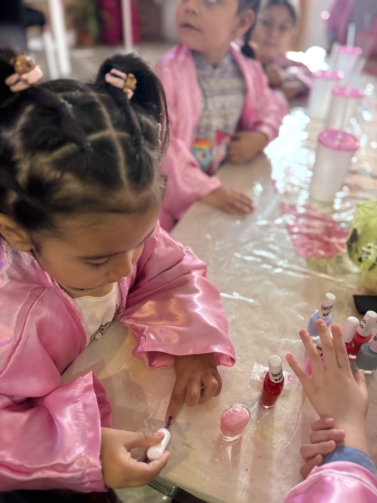 Mesa dulce, brindis con mocktails y ambientación temática para el cumpleaños